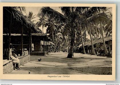 13540748 - Volkstypen bei Tanga Huettendorf  Tansania