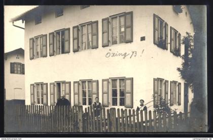 Foto-AK Öxing /Grafing, Wohnhaus mit Satteldach, Anwohner im Garten