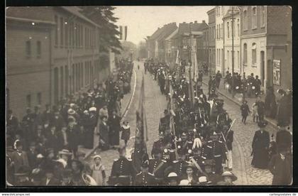 Foto-AK Grevesmühlen, Schützenzug 1913, Umzug mit Fahnen