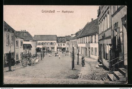 AK Grünstadt / Pfalz, Marktplatz mit Geschäften