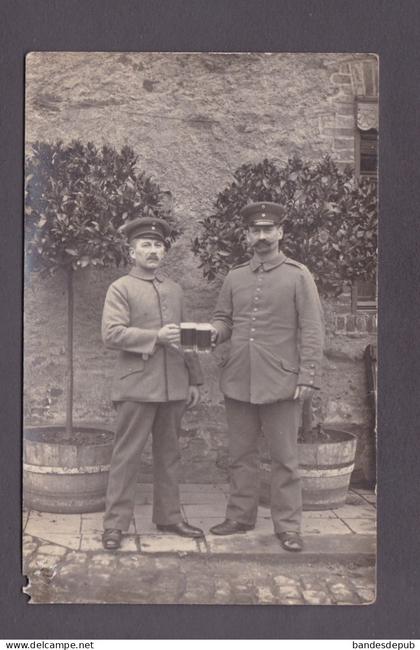 Carte photo militaria Hoehr Grenzhausen Höhr 1. Ers. Btl. Inf. Regt. Nr. 28 soldats trinquant biere (41968)