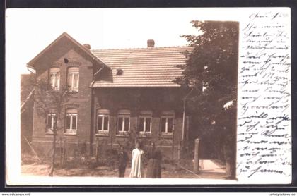 Foto-AK Gadenstedt /Ilsede, Gruppe vor einem Wohnhaus