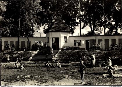 CPA Brüssow in der Uckermark, Freibad am Brüssower See, Badehaus mit Umkleidekabinen, Strand