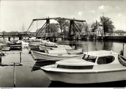 CPA Wieck Eldena Greifswald, Brücke, Boote im Hafen, ruhige Wasseroberfläche, Bäume im Hintergrund