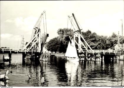 CPA Wieck Eldena Greifswald, Segelboot, Wiecker Brücke, Wasserlandschaft, historische Brücke