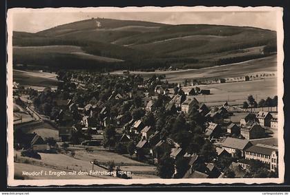 AK Neudorf / Erzgeb., Ortsansicht mit dem Fichtelberg