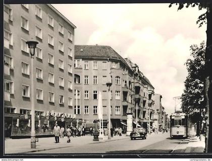 AK Berlin-Prenzlauer Berg, Schönhauser Allee mit Geschäften und Strassenbahn