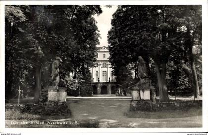 CPA Neschwitz in Sachsen, Altes Schloss, Bäume, Skulpturen, idyllische Umgebung