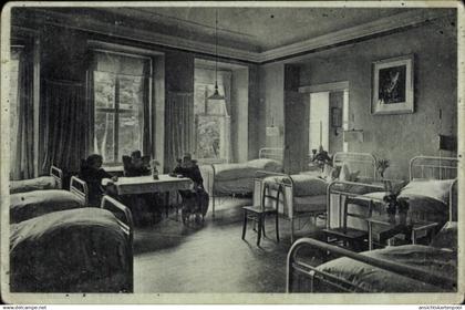 CPA Räckelwitz Oberlausitz, Krankenhauszimmer, vier Betten, Tisch mit Stühlen, Fenster, Pflanzen