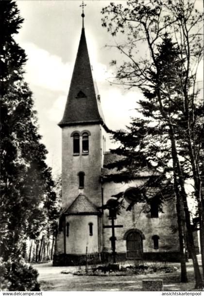 CPA Schmeckwitz Oberlausitz, Kirche der Evangelischen Diasporagemeinde, hohe Kirchturm, Bäume