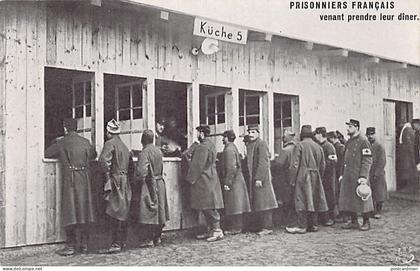 Deutschland - ZOSSEN Kriegsgefangenenlager - Französische Gefangene treffen zum Essen ein.