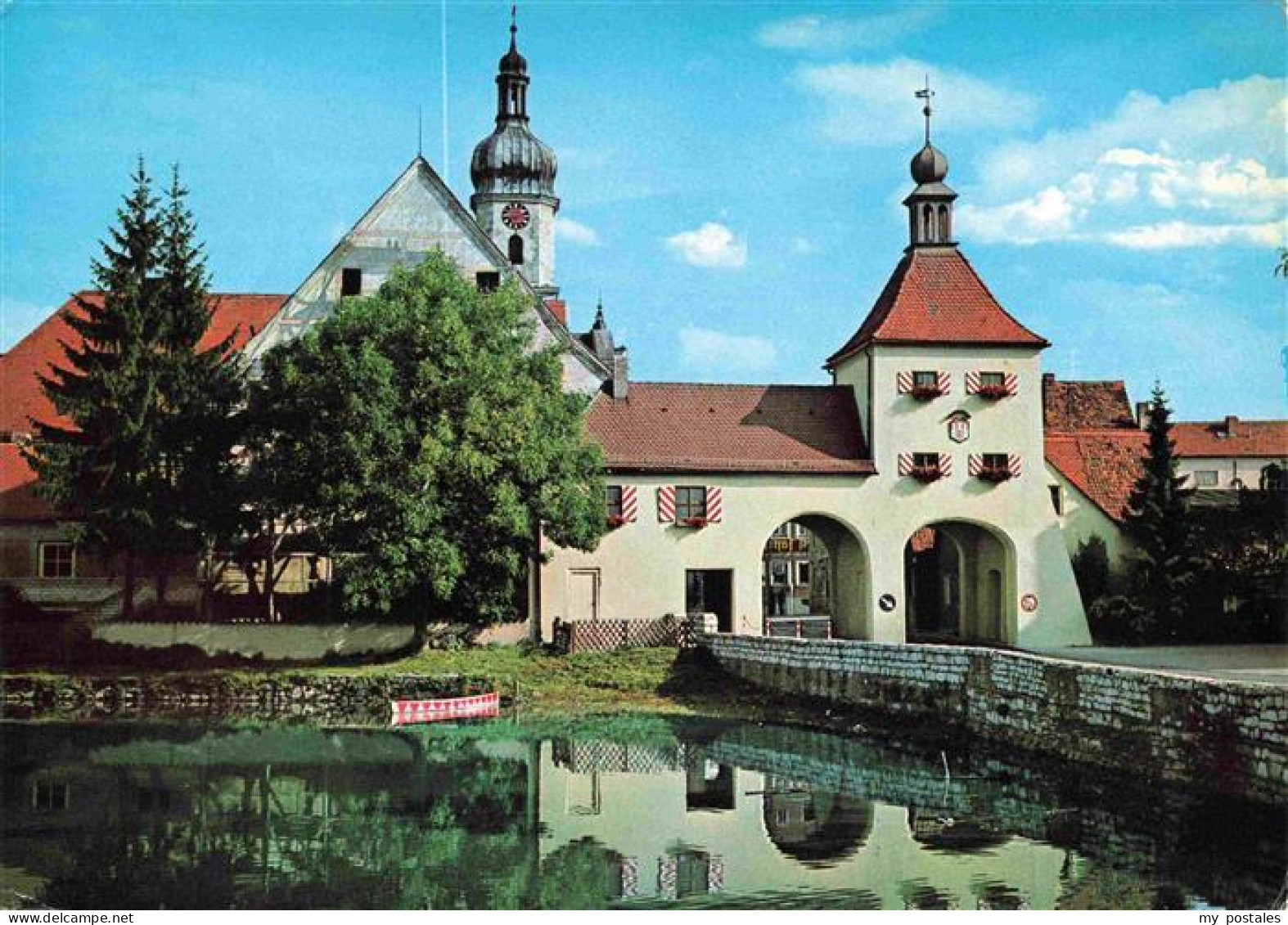 Allersberg Spitalweiher mit Pfarrkirche Spitalgebaeude und Torturm