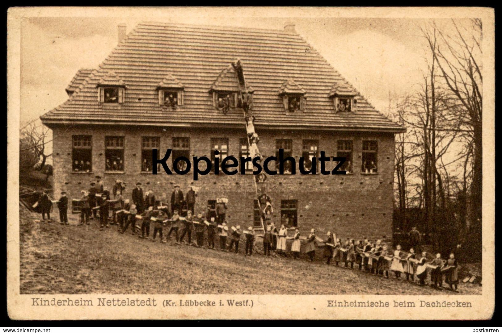 ALTE POSTKARTE KINDERHEIM NETTELSTEDT LÜBBECKE WESTFALEN EINHEIMISCHE BEIM DACHDECKEN Dachdecker AK cpa postcard
