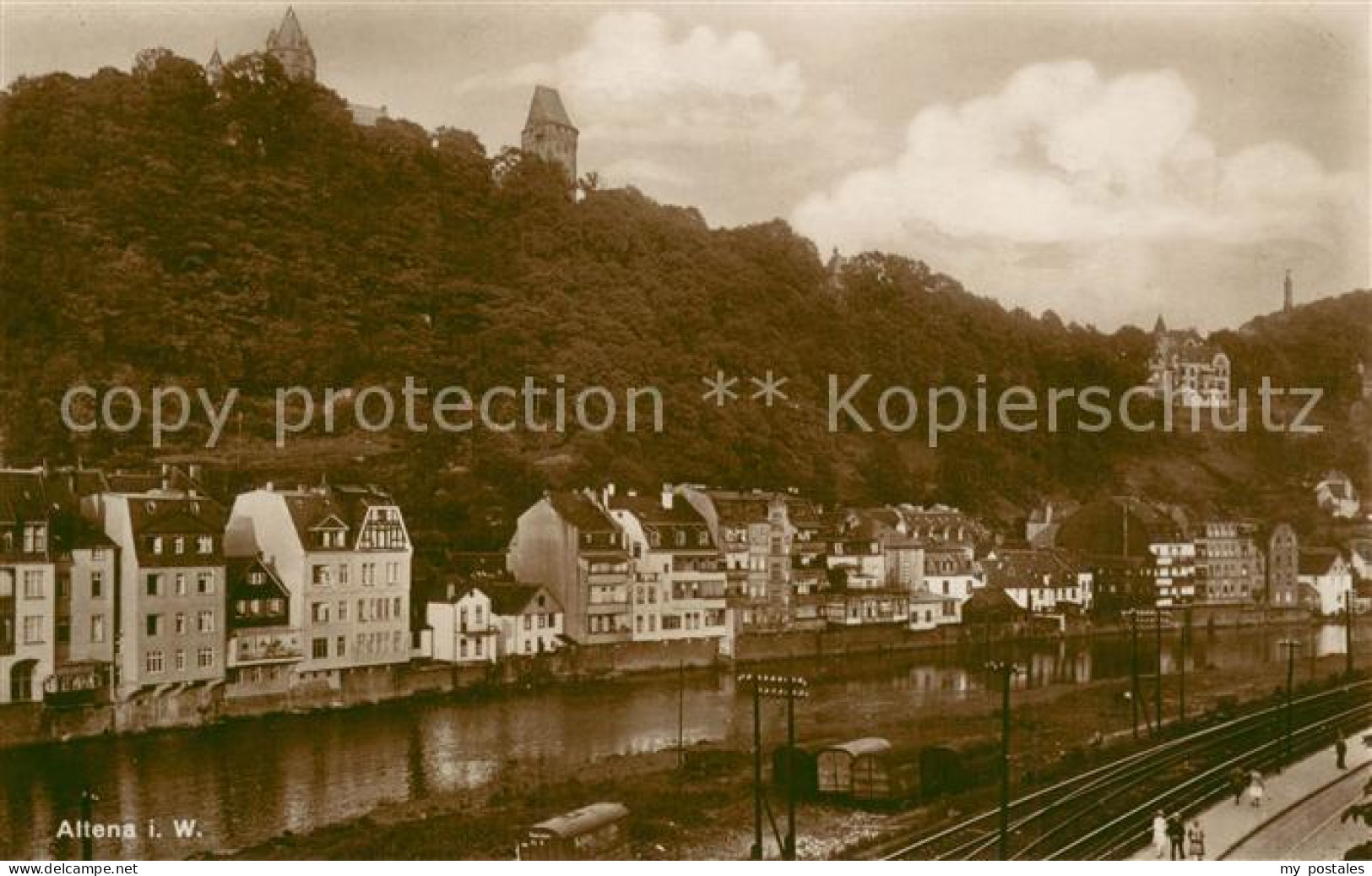 Altena Lenne Partie an der Lenne mit Burg Altena