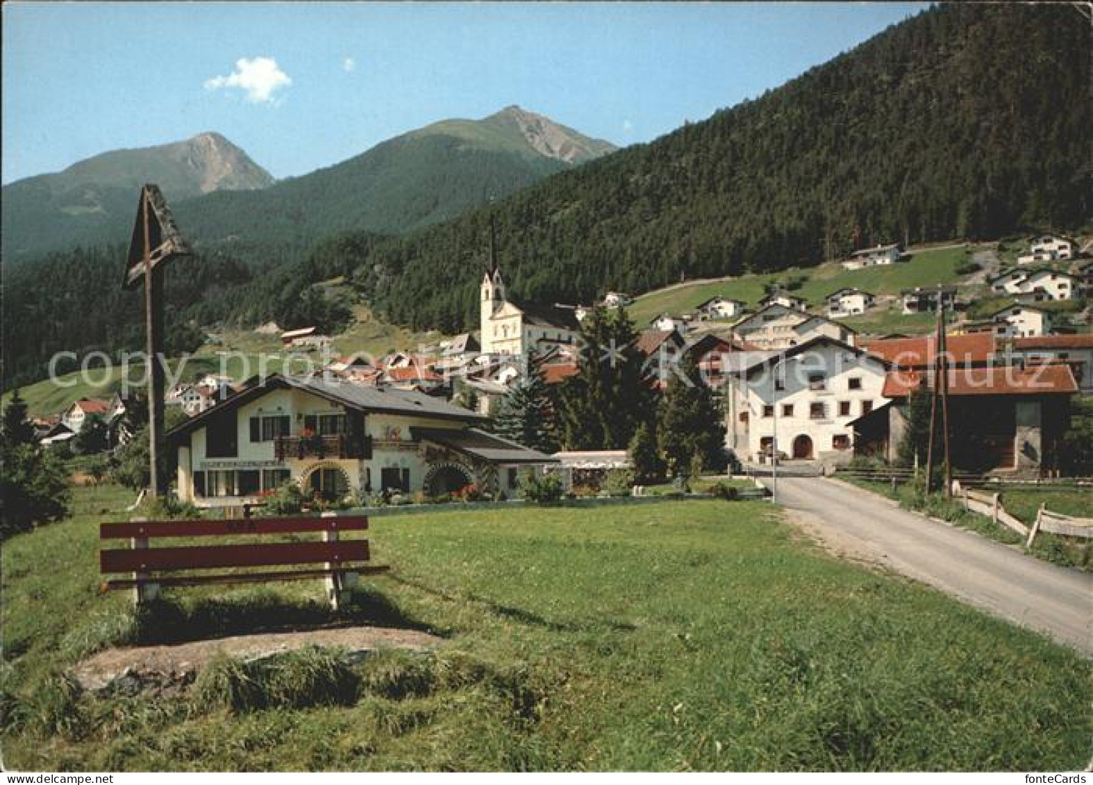 Alvaneu Dorf Ortsblick mit Ruhebank und Wegkreuz
