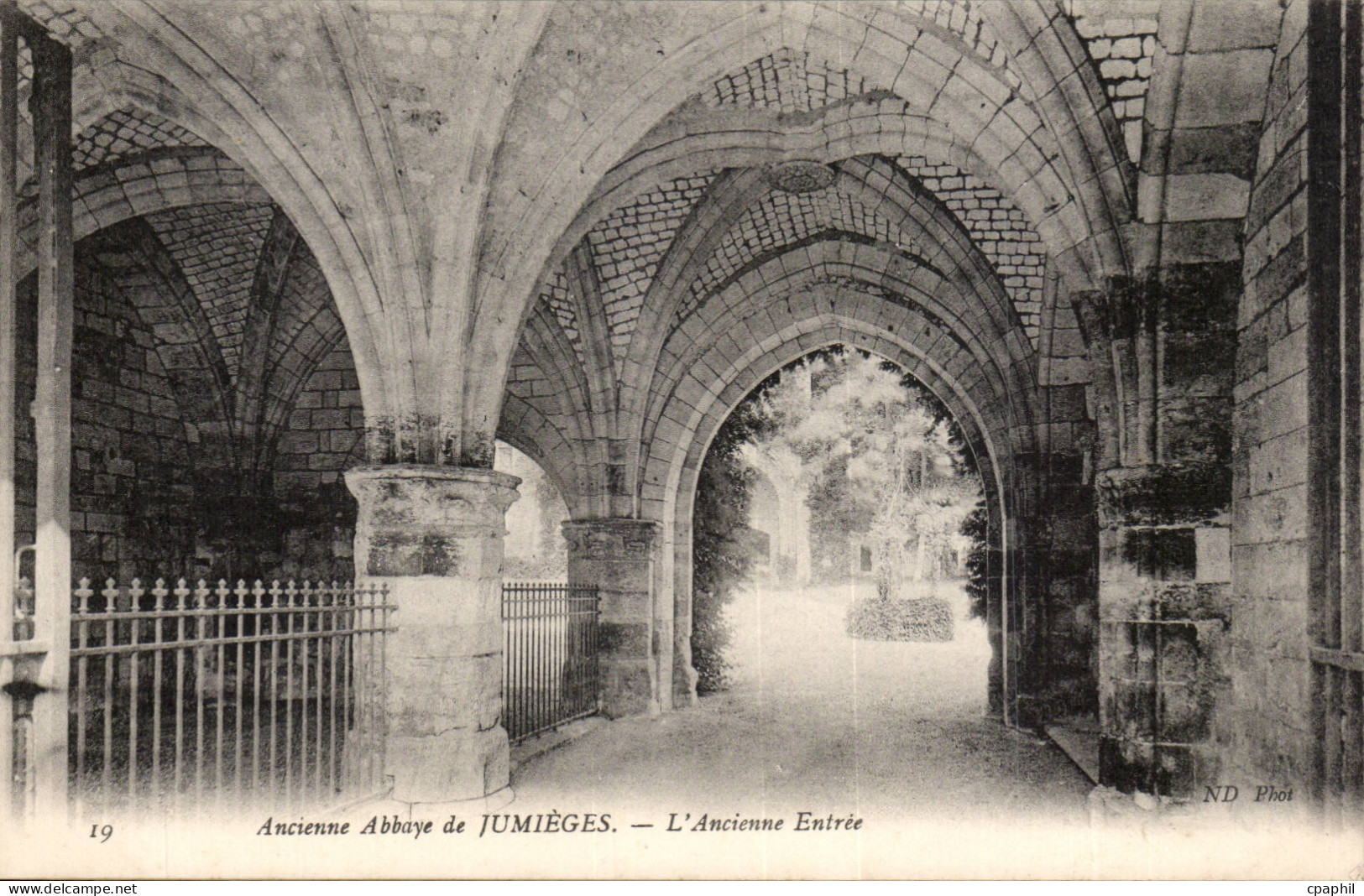 Ancienne abbaye de Jumieges CPA L'ancienn entreee