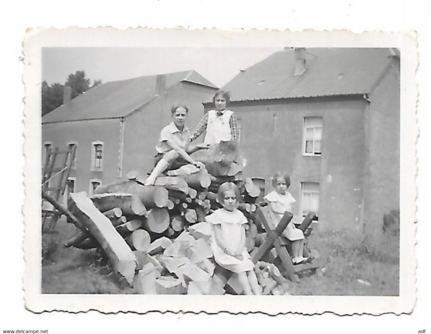 ANCIENNE PHOTO TINTIGNY, ENFANTS ASSIS SUR TAS DE BOIS, PROVINCE DE LUXEMBOURG, BELGIQUE