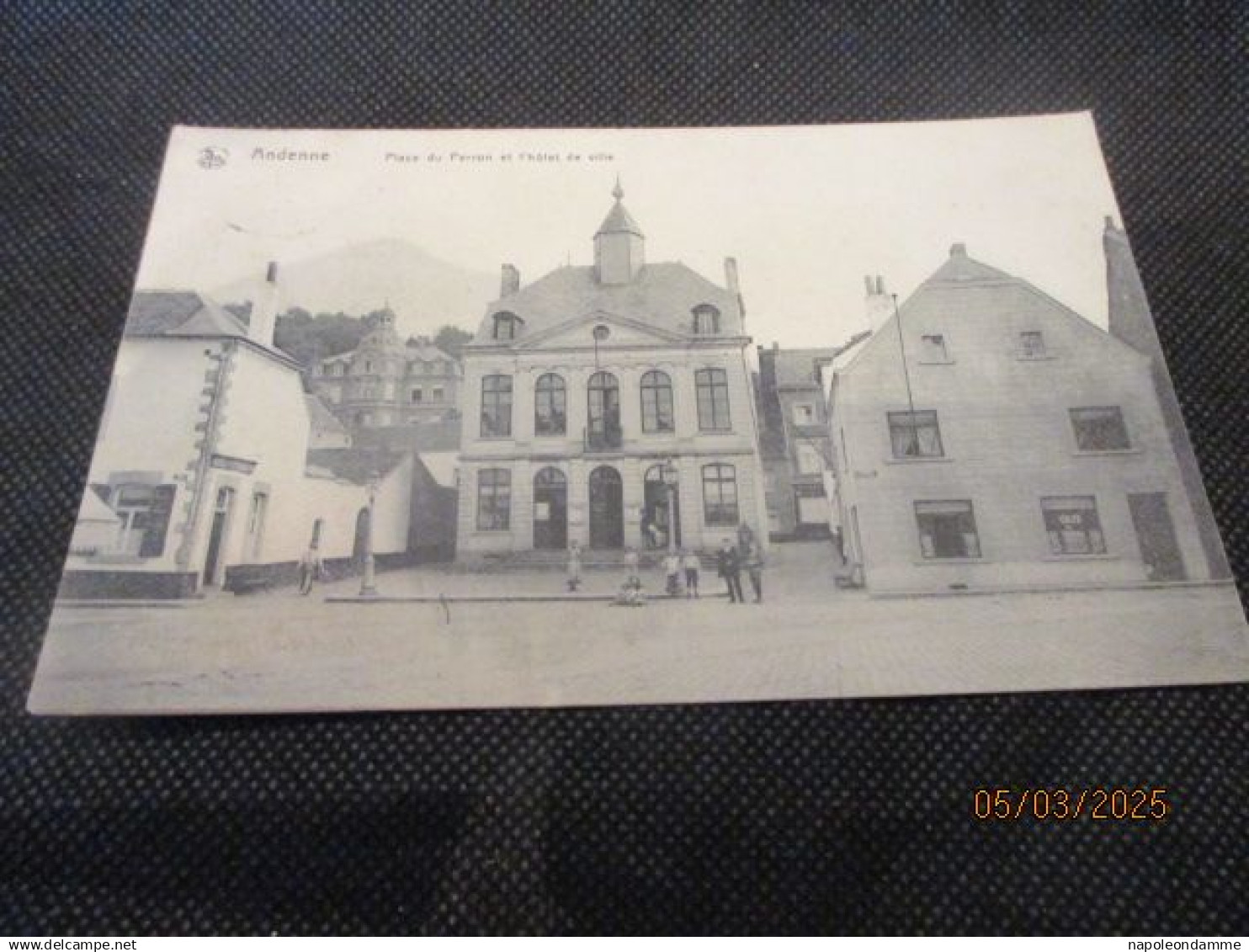 Andenne, Place du Perron et l'hotel de ville