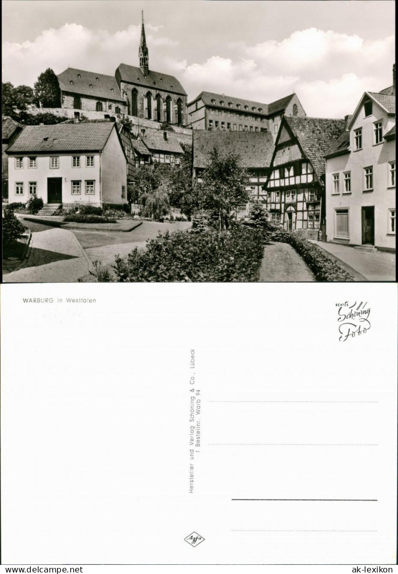 Ansichtskarte Warburg Teilansicht, Strassen Partie mit Blick zur Kirche 1960