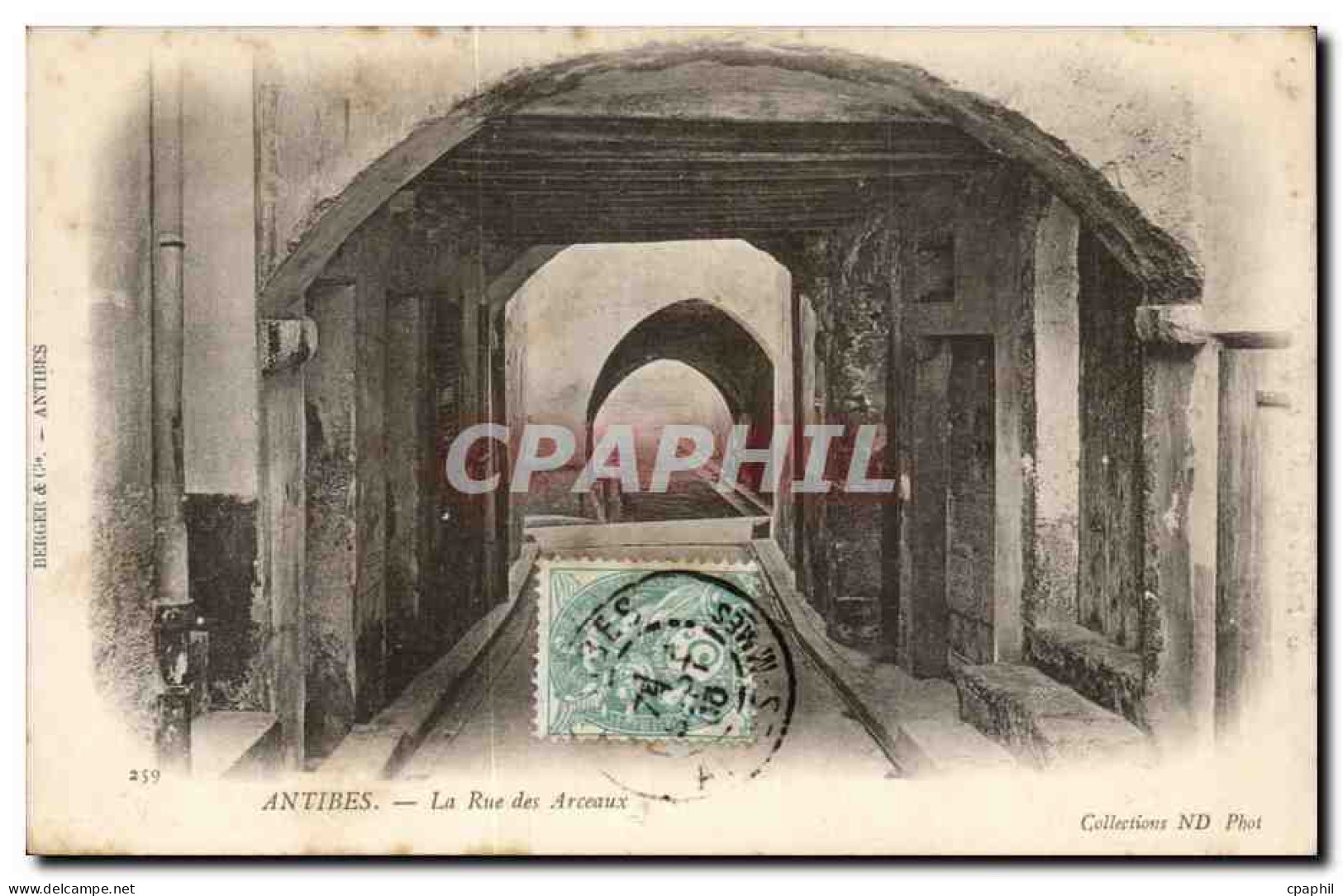 Antibes CPA La rue des Arceaux
