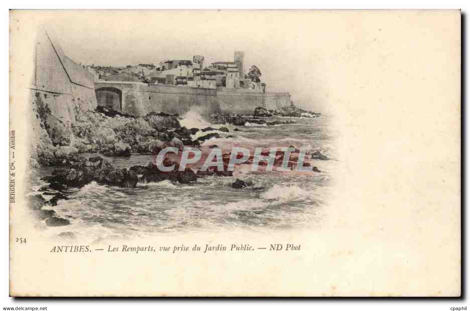 Antibes CPA Les remparts Vue prise du jardin public