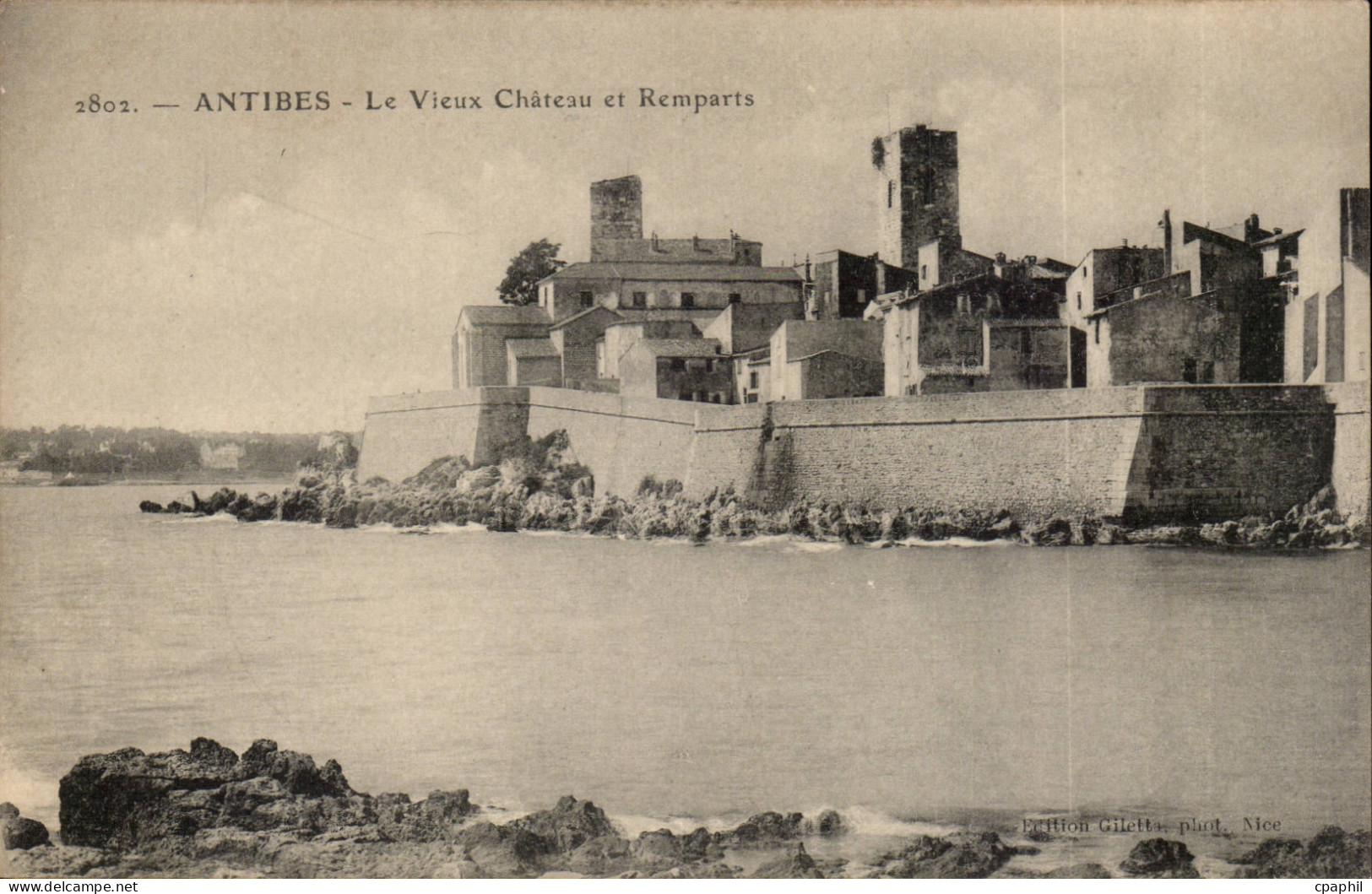 Antibes - Le Vieux Chateau et les Remparts - CPA