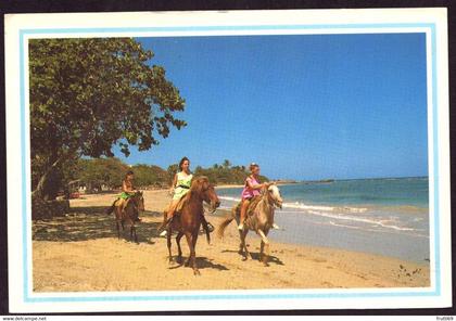 AK 000352 DOMINICAN REPUBLIC - Paseando en la Playa