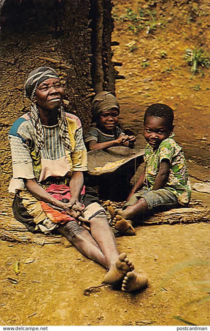 HAÏTI - Child and grandmother - Publ. Wally Turnbull