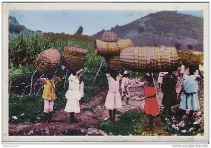 HAITI  PITTORESQUE - MARCHANDES DE PANIERS - BASKETS SELLERS