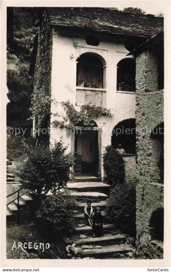 Arcegno Locarno TI Haus Arkaden Treppe Kind Pflanzen Tessin Ascona