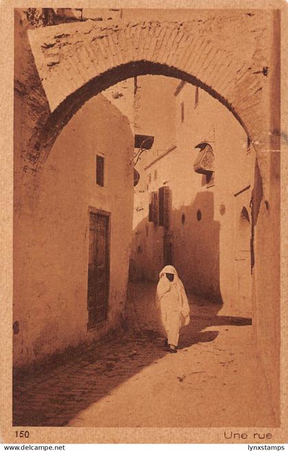 B220 Algeria Algiers A Street Native walking vintage postcard