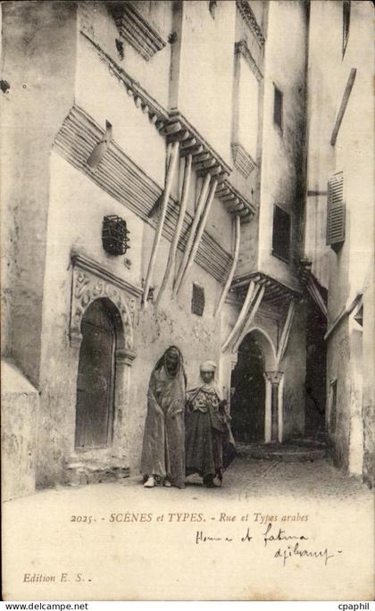 CPA Scenes Et Types Rue Et Types Arabes Algerie