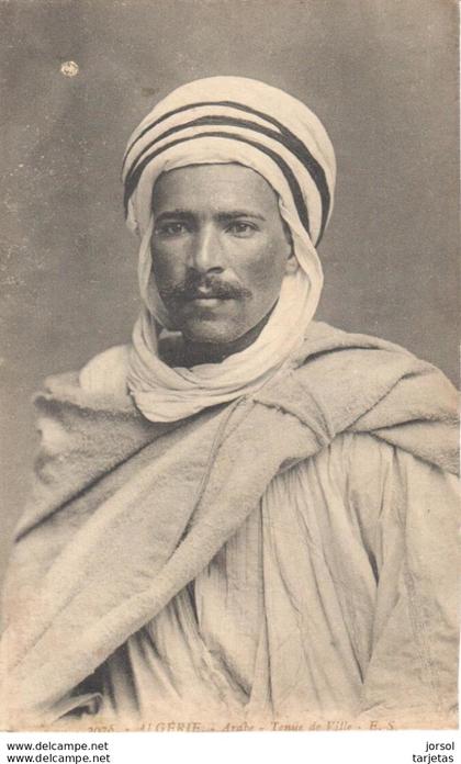 POSTAL    ARGELIA  -AFRICA  - HOMBRE ARABE-TENÜE DE VILLE (TRAJE DE CALLE)