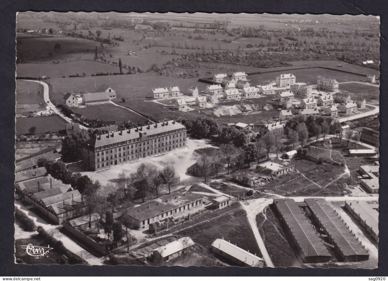 Argentan-Vue aérienne de la Caserne