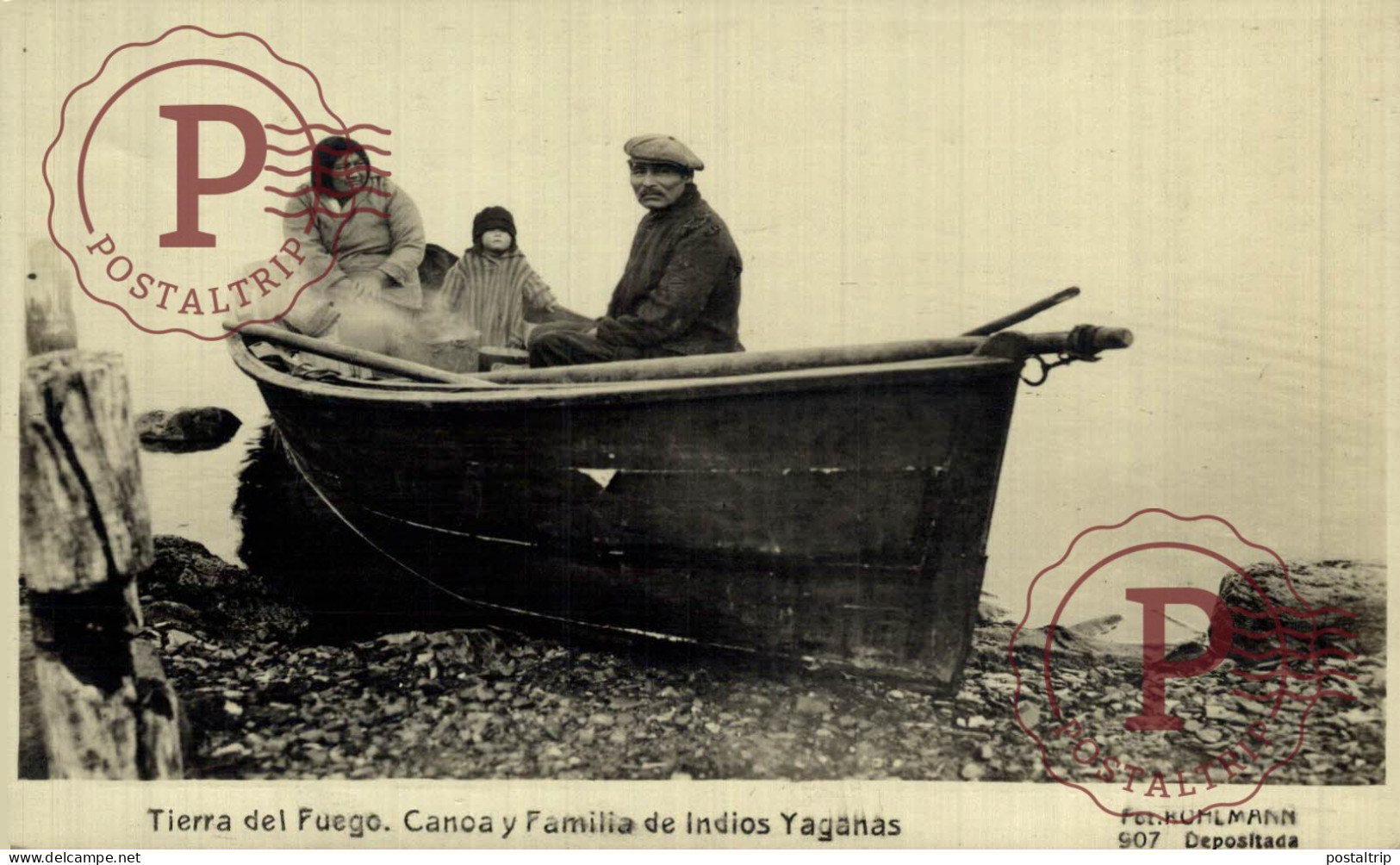 ARGENTINA. TIERRA DEL FUEGO. INDIOS YAGANAS. CANOA Y FAMILIA. REAL PHOTO. FOTOGRAFICA. KOHLMANN