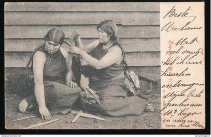 INDIAS ARRELLANDO EL CABELLO