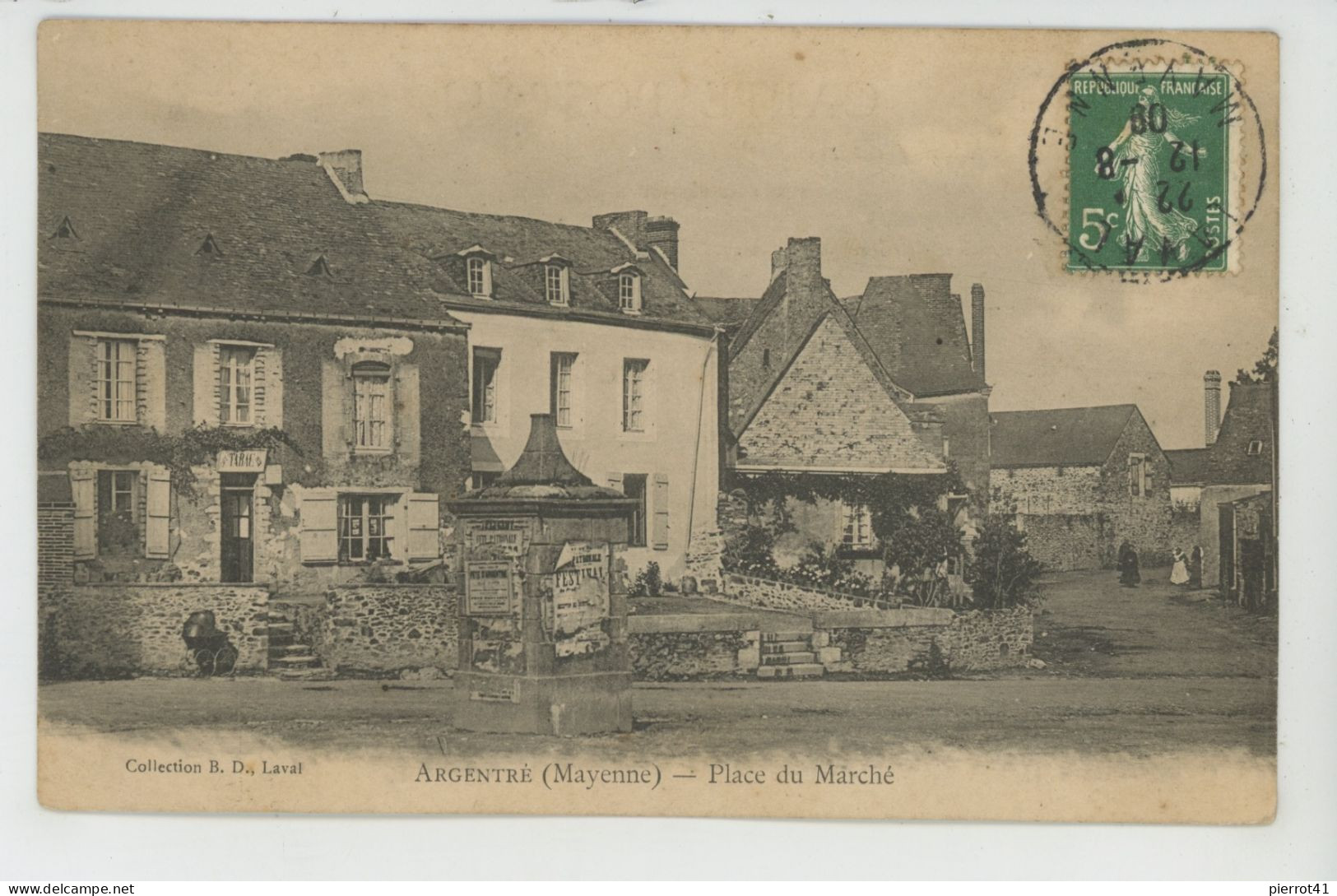 ARGENTRÉ - Place du Marché