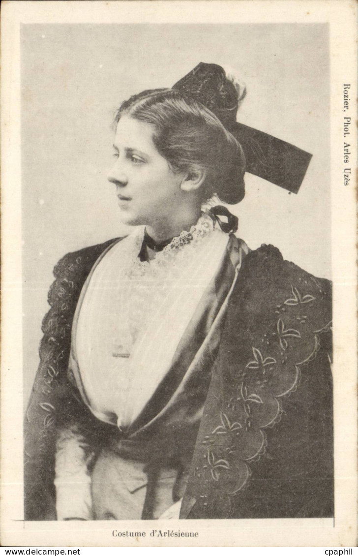 Arles - Arlesienne - Costume -- CPA