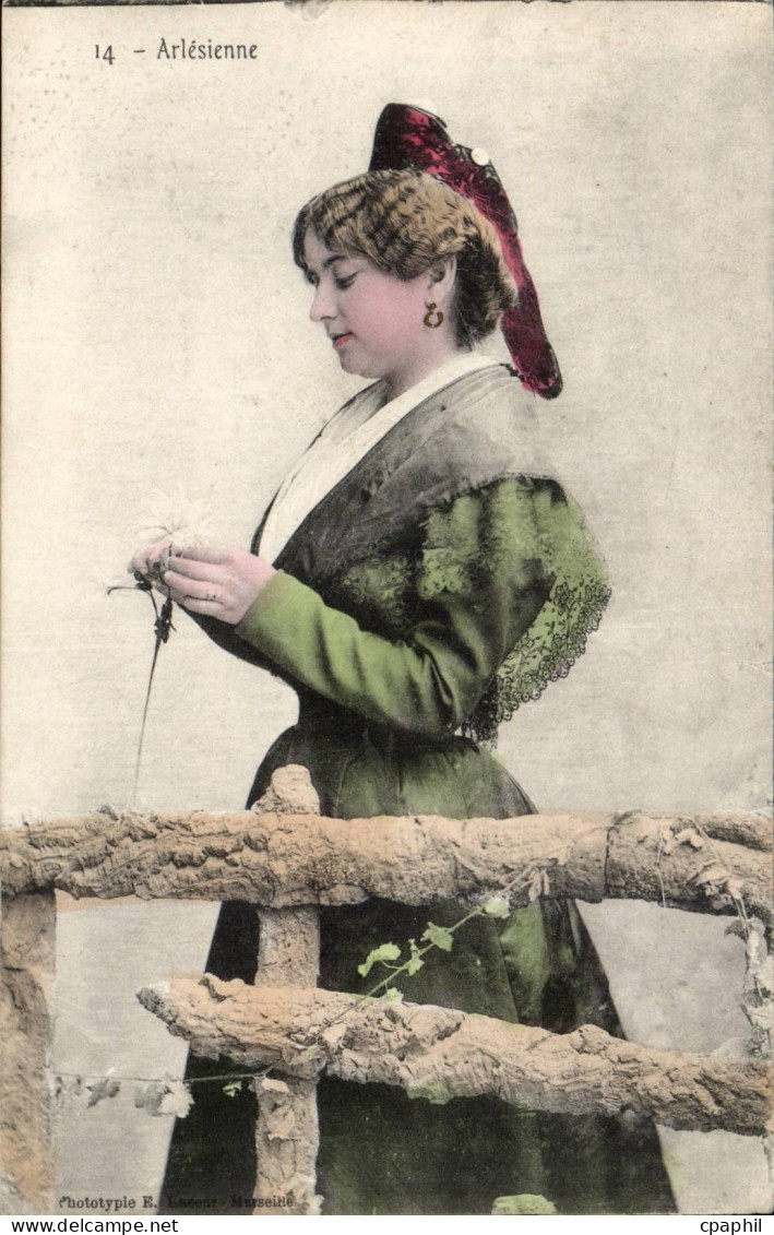 Arles - Arlesienne -- CPA