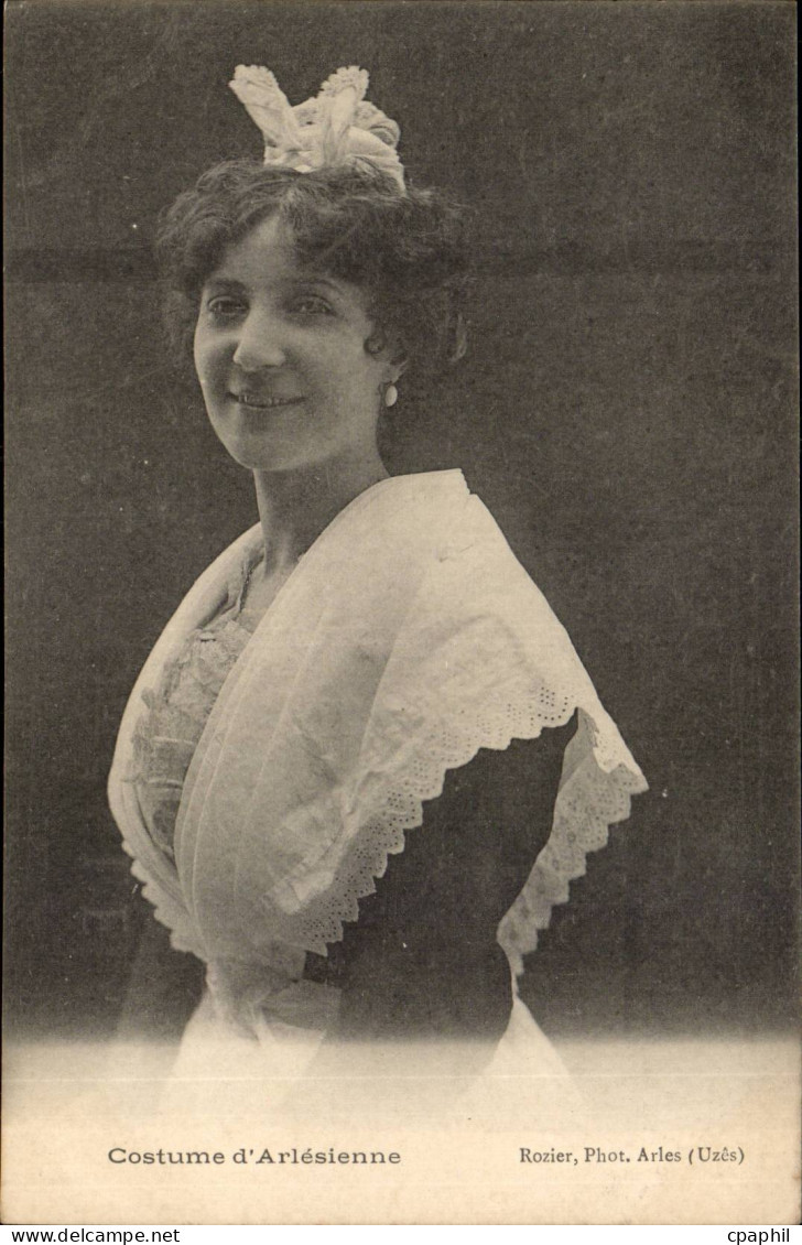 Arles - Arlesienne -- CPA