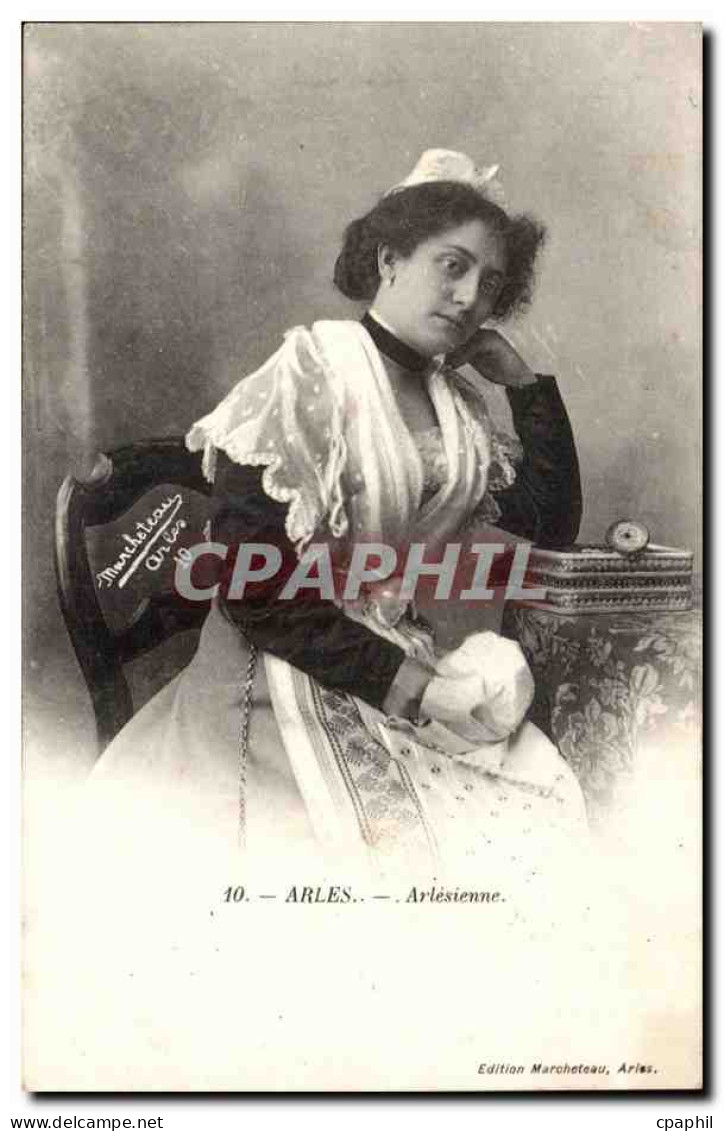 Arles - Arlesienne -- CPA