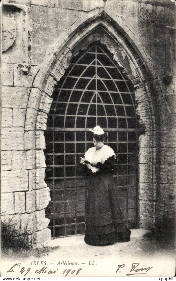 Arles - Arlesienne - CPA