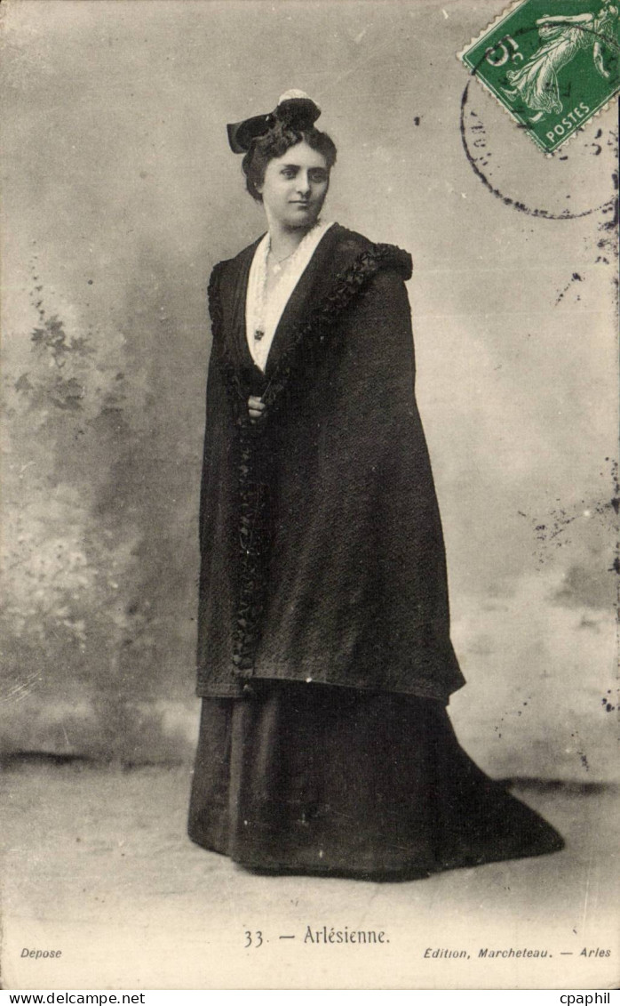 Arles - Arlesienne - CPA