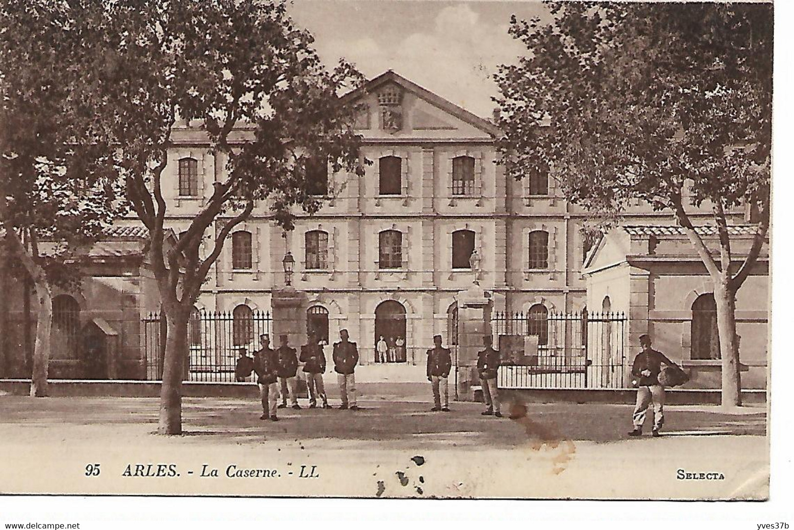 ARLES- La Caserne