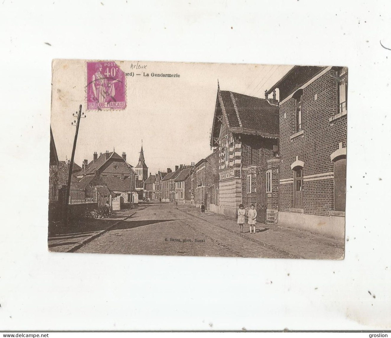 ARLEUX (NORD) LA GENDARMERIE (ENFANTS POSANT EGLISE ET HABITATIONS)