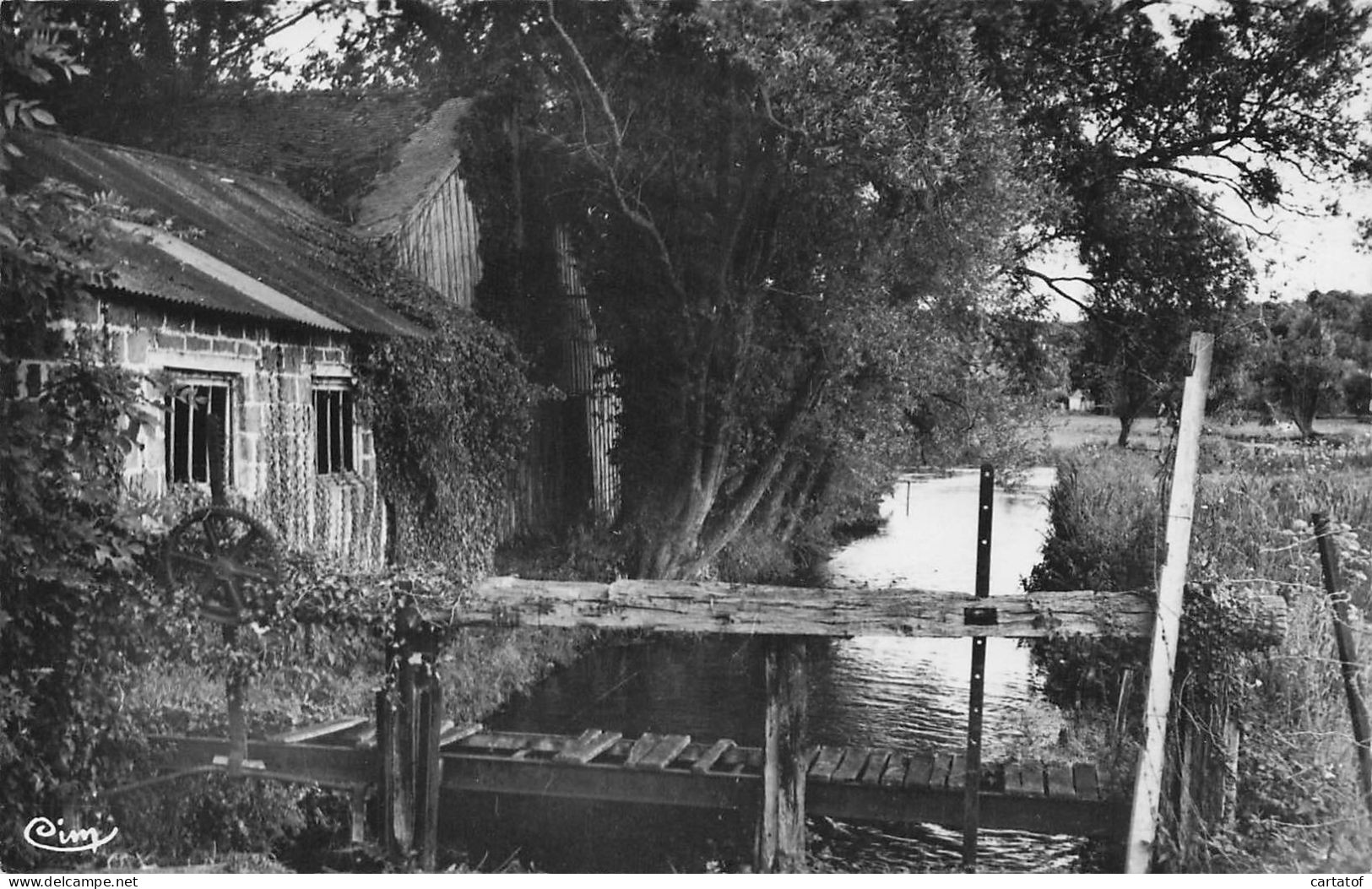 ARNIERES sur ITON . Le Vieux Moulin