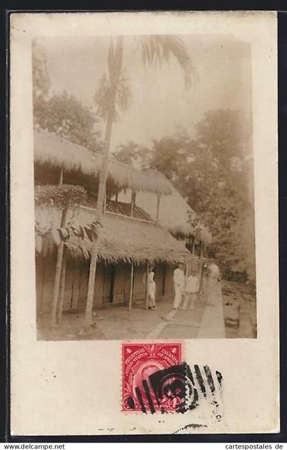 Foto-AK Philippinen, Traditionelles Haus mit westlichen Bewohnern