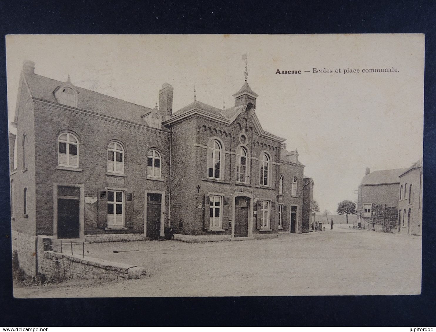 Assesse Ecoles et Place communale