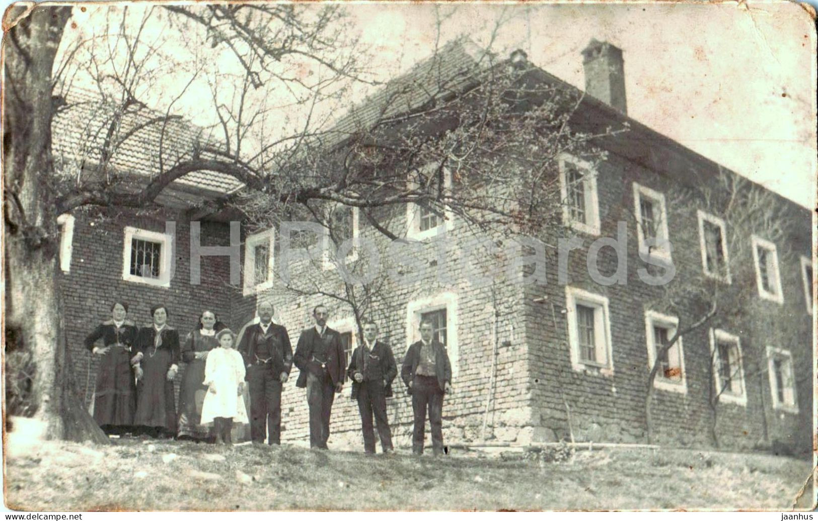 Attnang Pucheim - Gruppenfoto - People in front of brick farmhouse - photo - old postcard - Austria - used