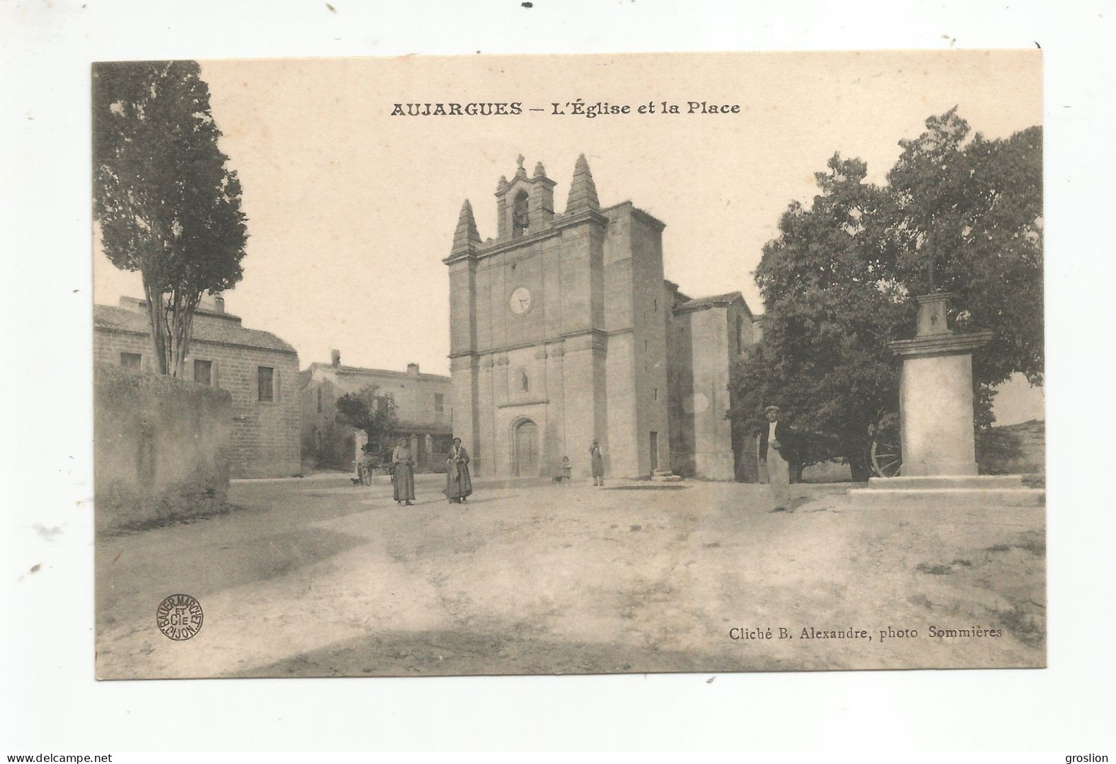 AUJARGUES (GARD) L'EGLISE ET LA PLACE (CALVAIRE ET PETITE ANIMATION)
